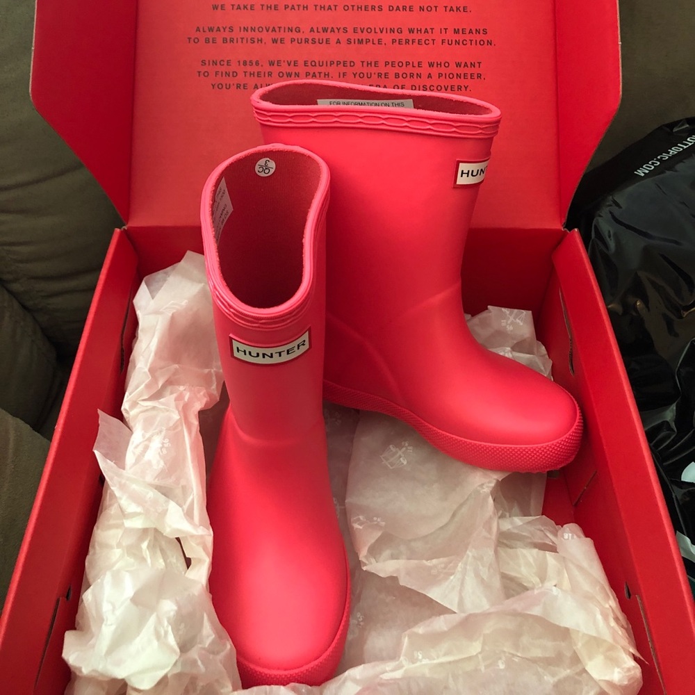 BRAND NEW Hunter kids size 8 Rain Boots!